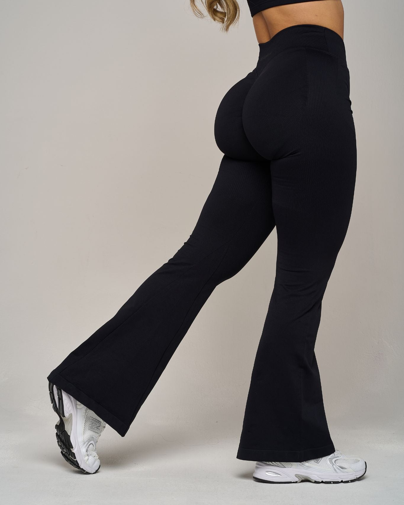 Chiara V Flared Leggings | Pure Black
