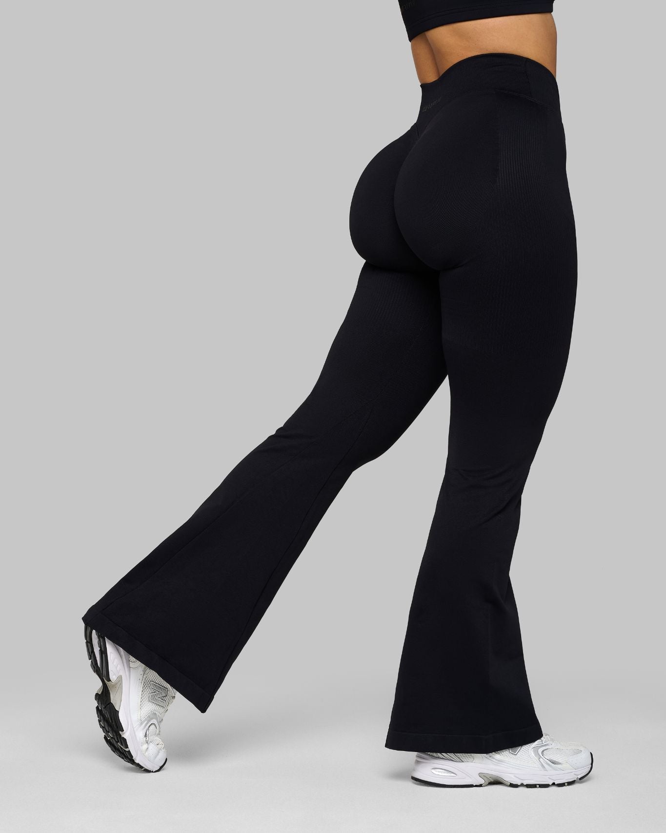 Chiara V Flared Leggings | Pure Black