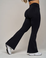 Chiara V Flared Leggings | Pure Black