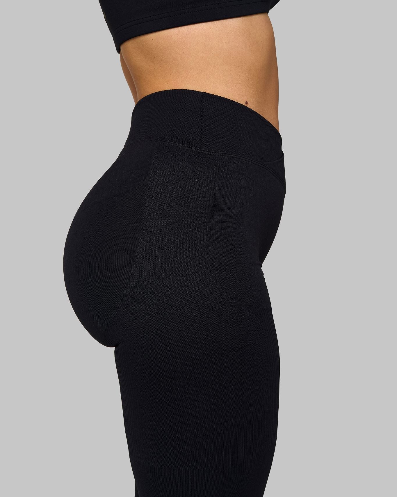 Chiara V Flared Leggings | Pure Black